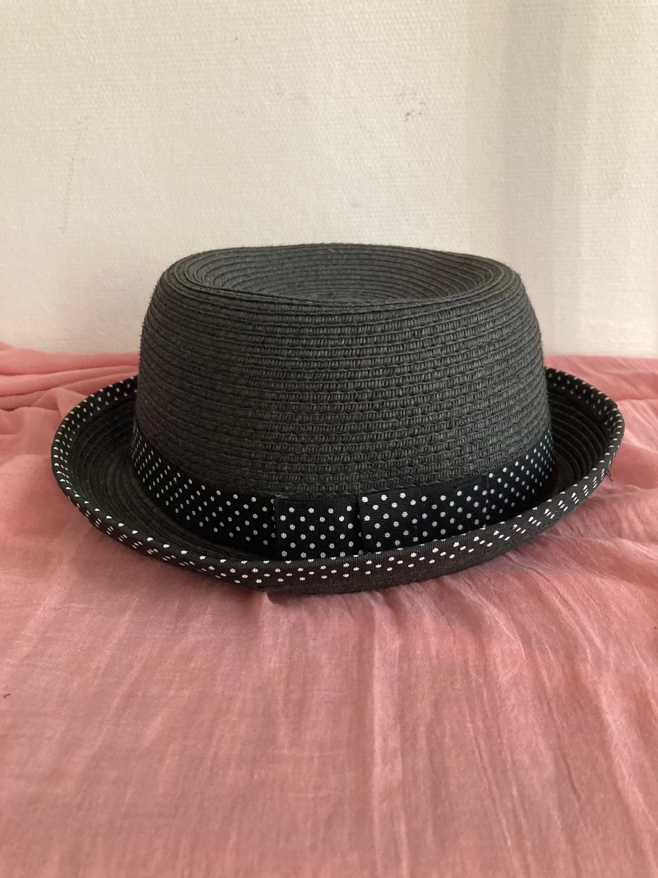 Chapeau avec ruban à pois
